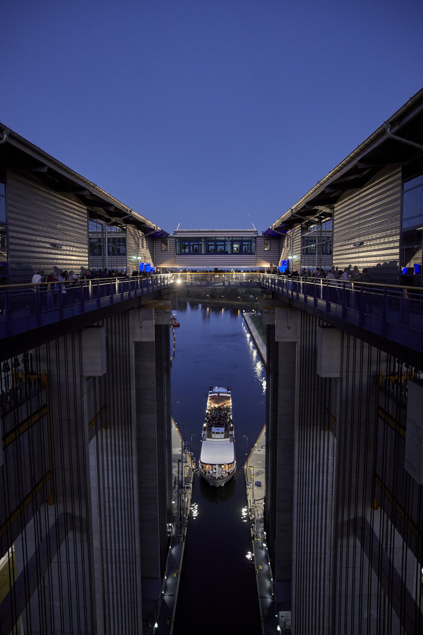 Das Hebewerk in der blauen Stunde, in der Mitte der beleuchtete Trog mit dem Schiff