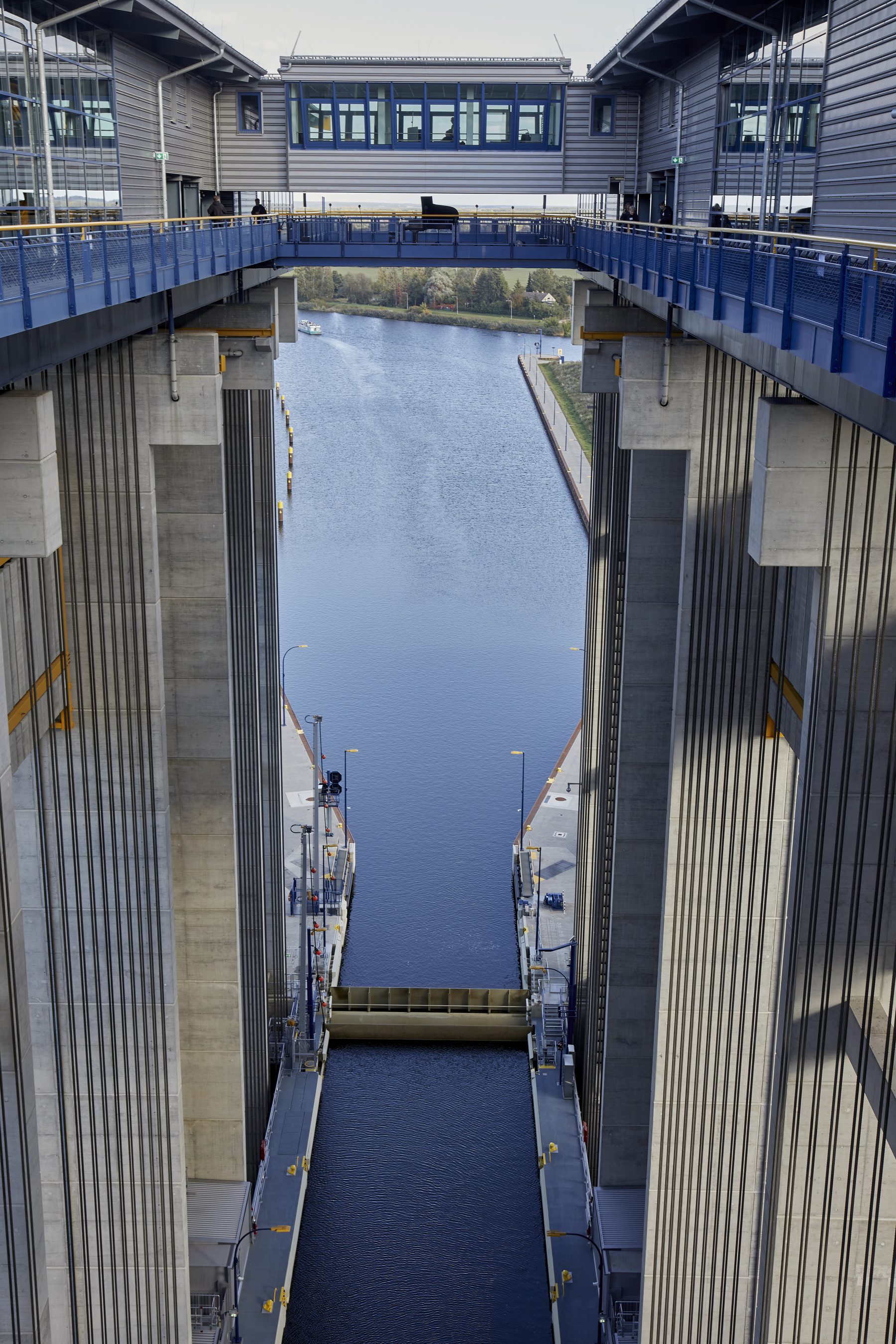 Blick von oben zwischen die beiden Türme des Hebewerks auf den Kanal