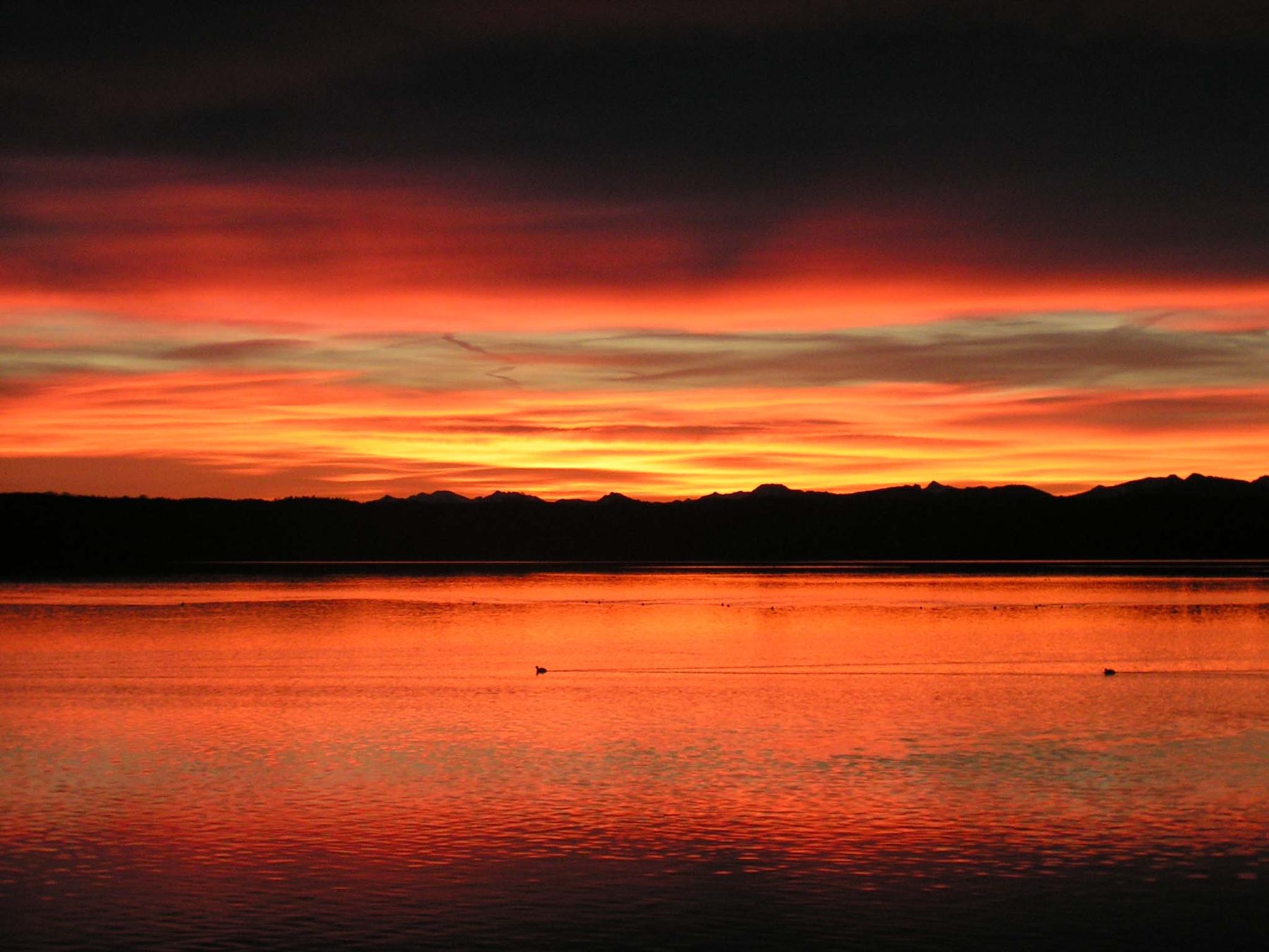 Roter Abendhimmel über dem See